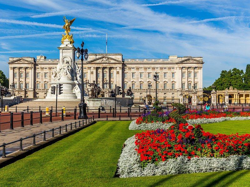 Buckingham Palace behind the Victoria Memorial